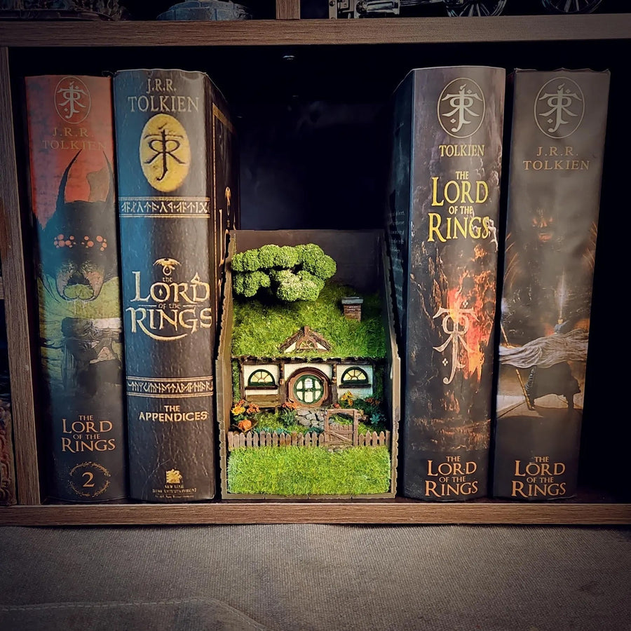 Book Nook Kits – Lord of the Rings Hobbit House Picket Fence Book Nook